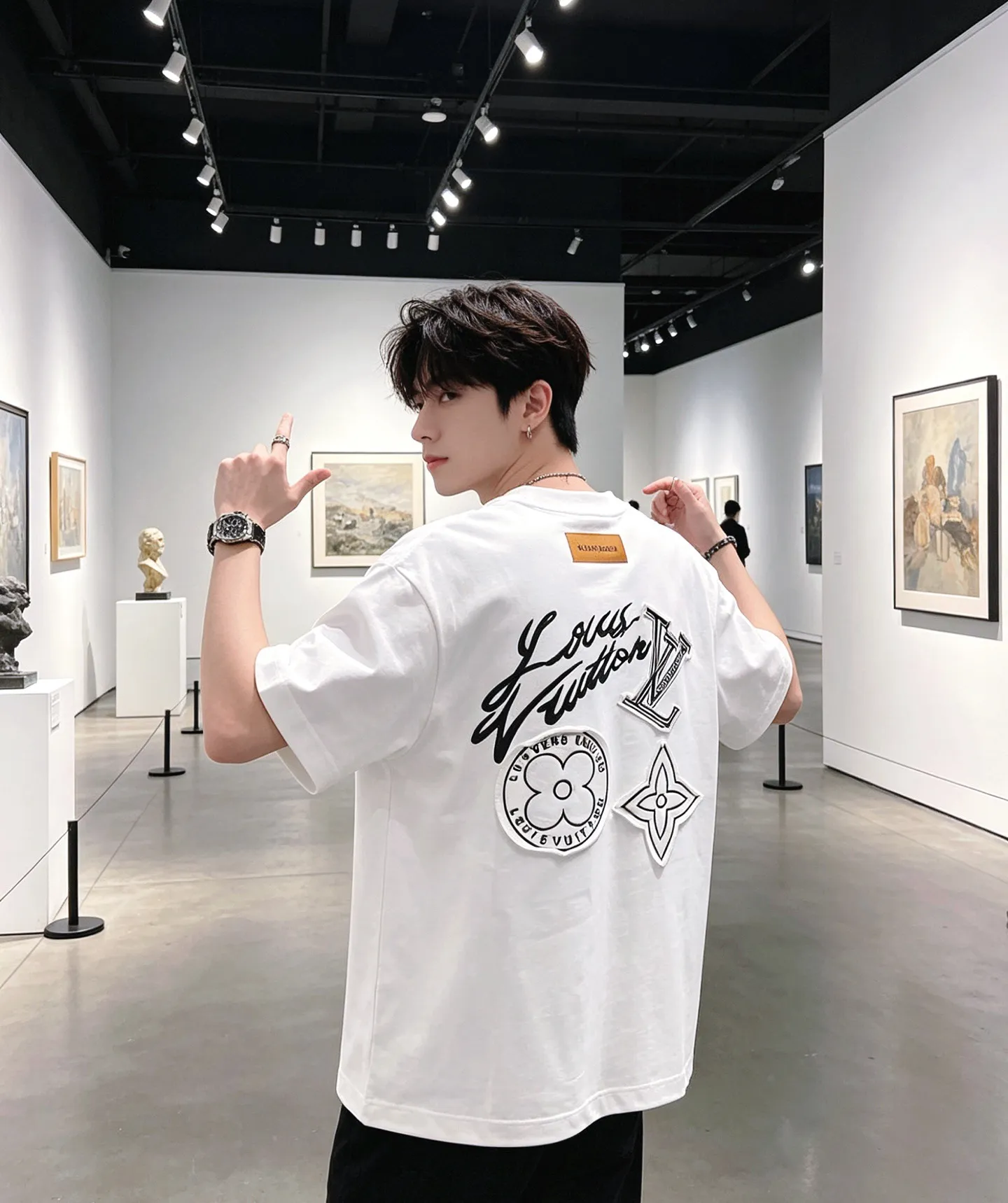 Louis Vuitton/Louis Vuitton three-flower large patch embroidered round neck short sleeves on the back